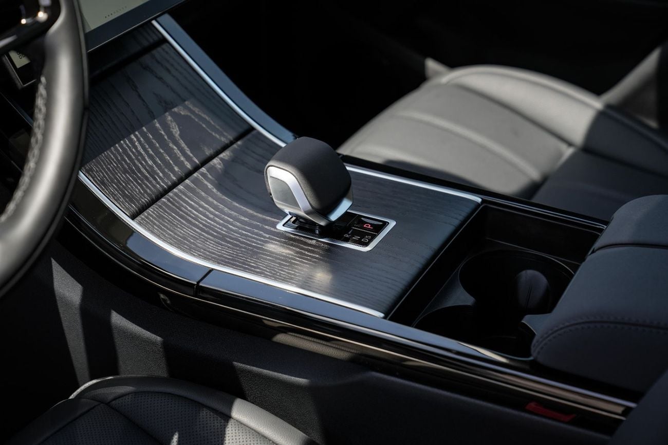 لاند روفر رانج روفر إيفوك SE P250 DYNAMIC 2025!! FIVE YEARS WARRANTY!! THREE YEARS SERVICE CONTRACT