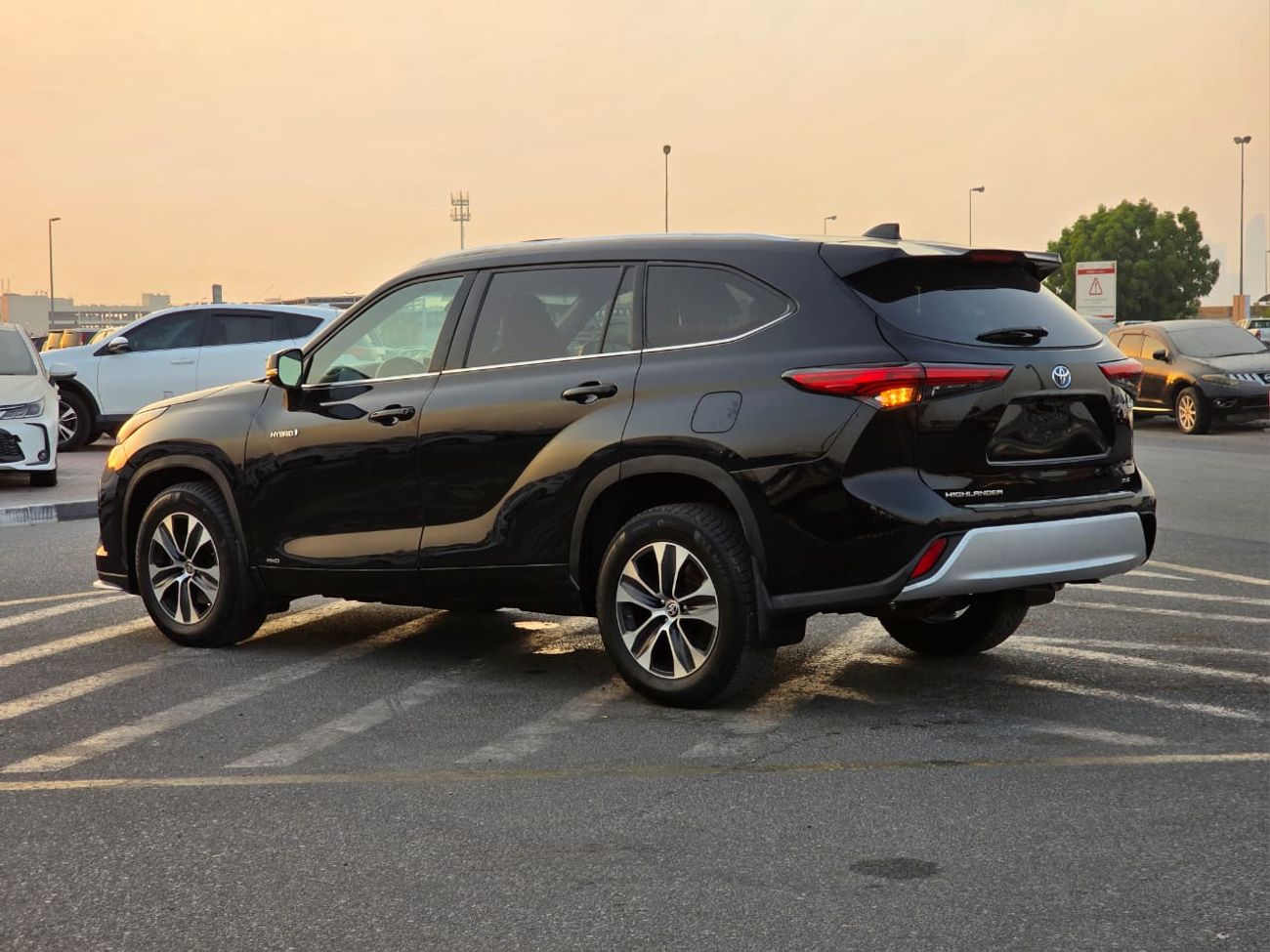 تويوتا هايلاندر 2.5L Hybrid XLE (AWD)