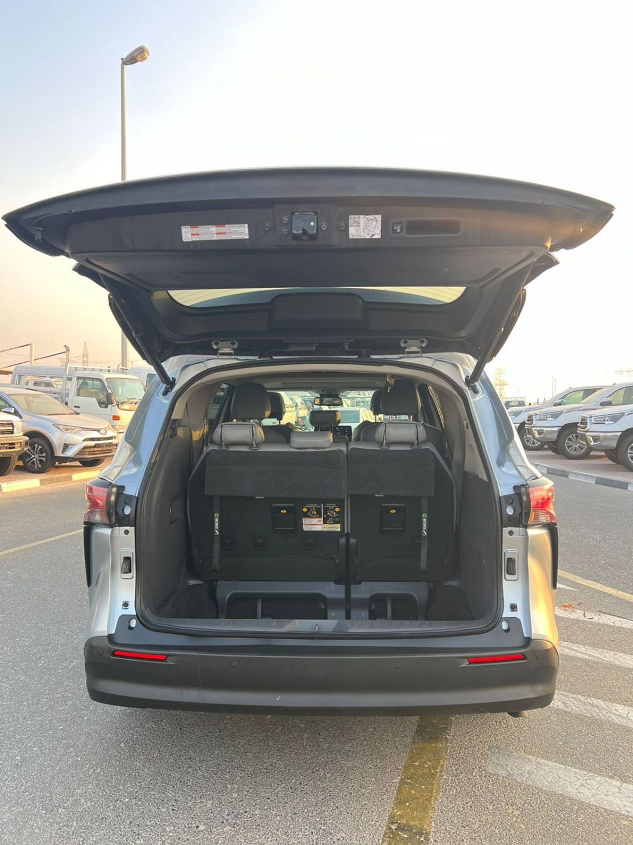 Toyota Sienna 2021 Toyota Sienna, Xle Hybrid + Sunroof + Leather & Electric Seats + Push Start + Doors Open Close 