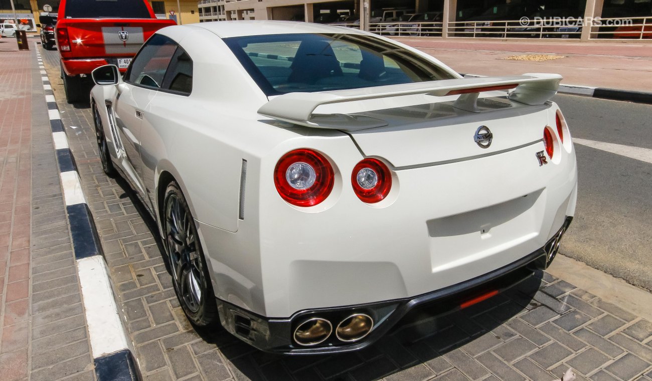 Nissan GT-R