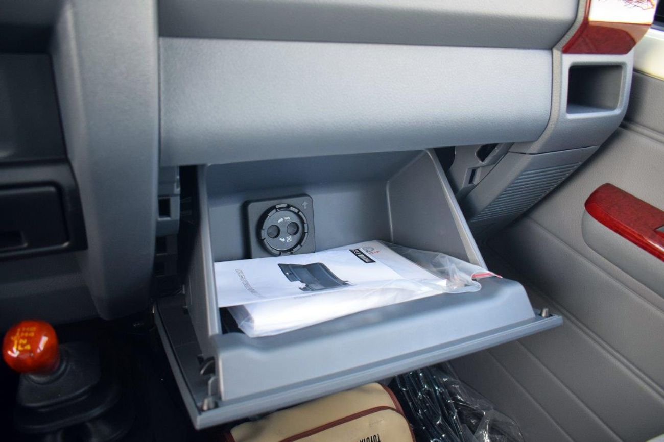 Toyota Land Cruiser Pick Up 79 DOUBLE CAB  LIMITED LX V8 4.5L TURBO DIESEL 5 SEAT MANUAL TRANSMISSION