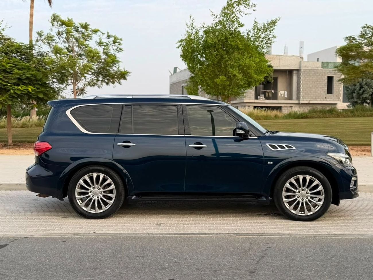 Infiniti QX80 LUXURY