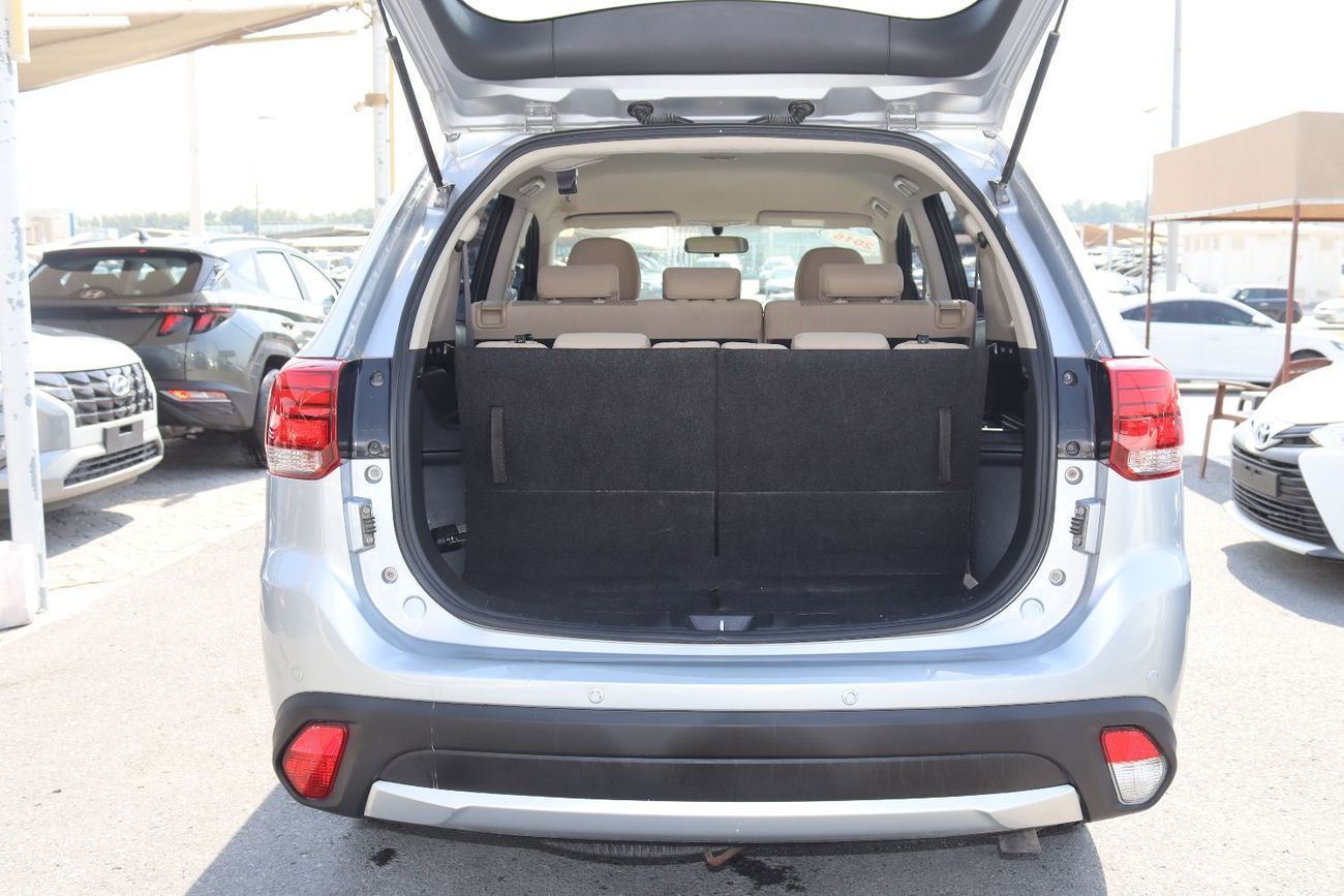 ميتسوبيشي آوتلاندر ميتسوبيشى آوتلاندر 2016-7 مقاعد -  خليجى بحاله ممتازه ممشى 155000 كم بمحرك  2.4L بسعر 30000 درهم