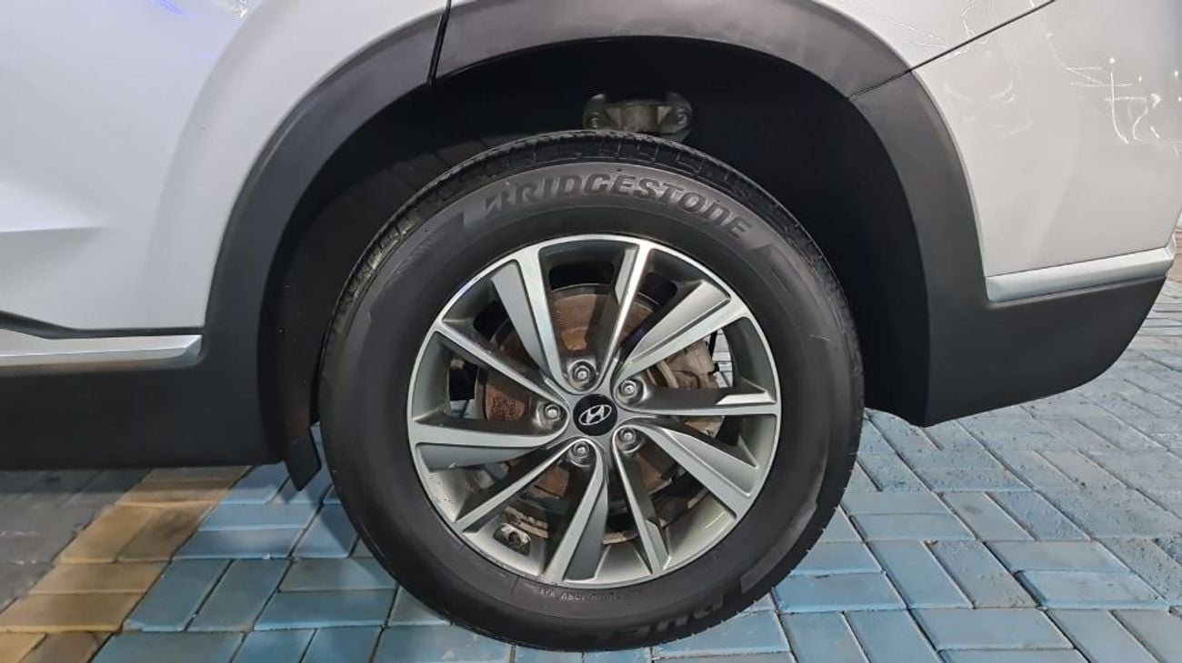 Hyundai Santa Fe the car is in excellent condition like new full full 2019 2.0 turbo there is a discount