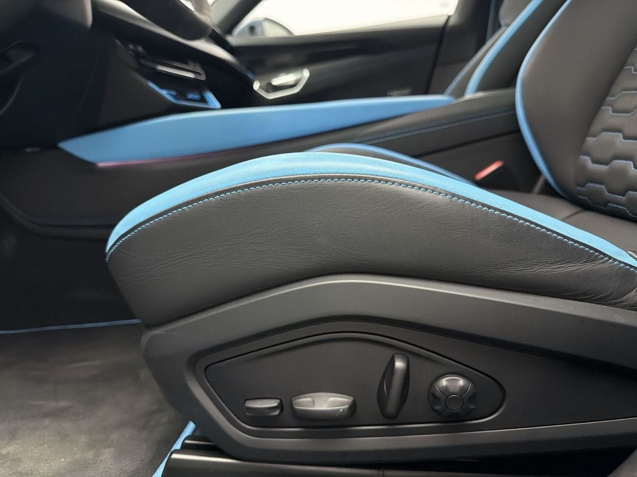 أودي إي ترون جي تي e-tron GT quattro 530hp Exclusive Edition (Ref# 07801)
