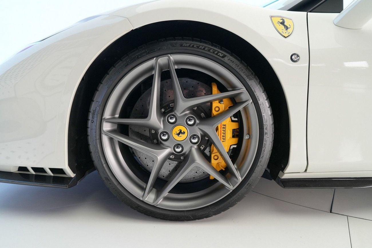 فيراري ف ٨ سبيدر STD (3.9L · 8 Cyl · Automatic · Petrol · Convertible · Rear Wheel Drive · 2 Seats · 2 Door)