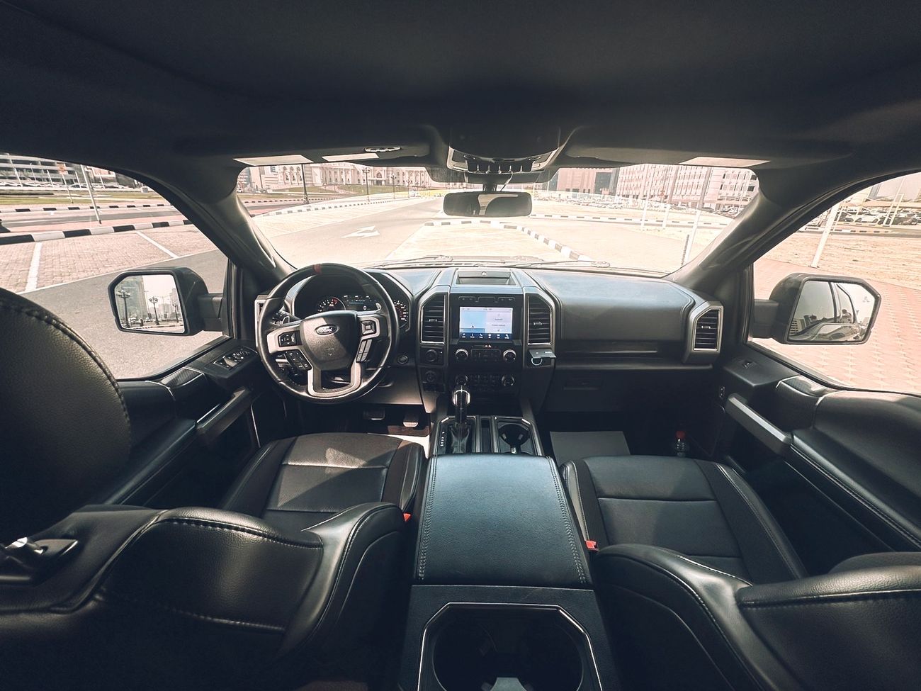 فورد إف-150 رابتور Ford F-150 Raptor (performance trim)	•	Engine: 3.5 L Twin-Turbo High-Output EcoBoost V6	•	Body optio