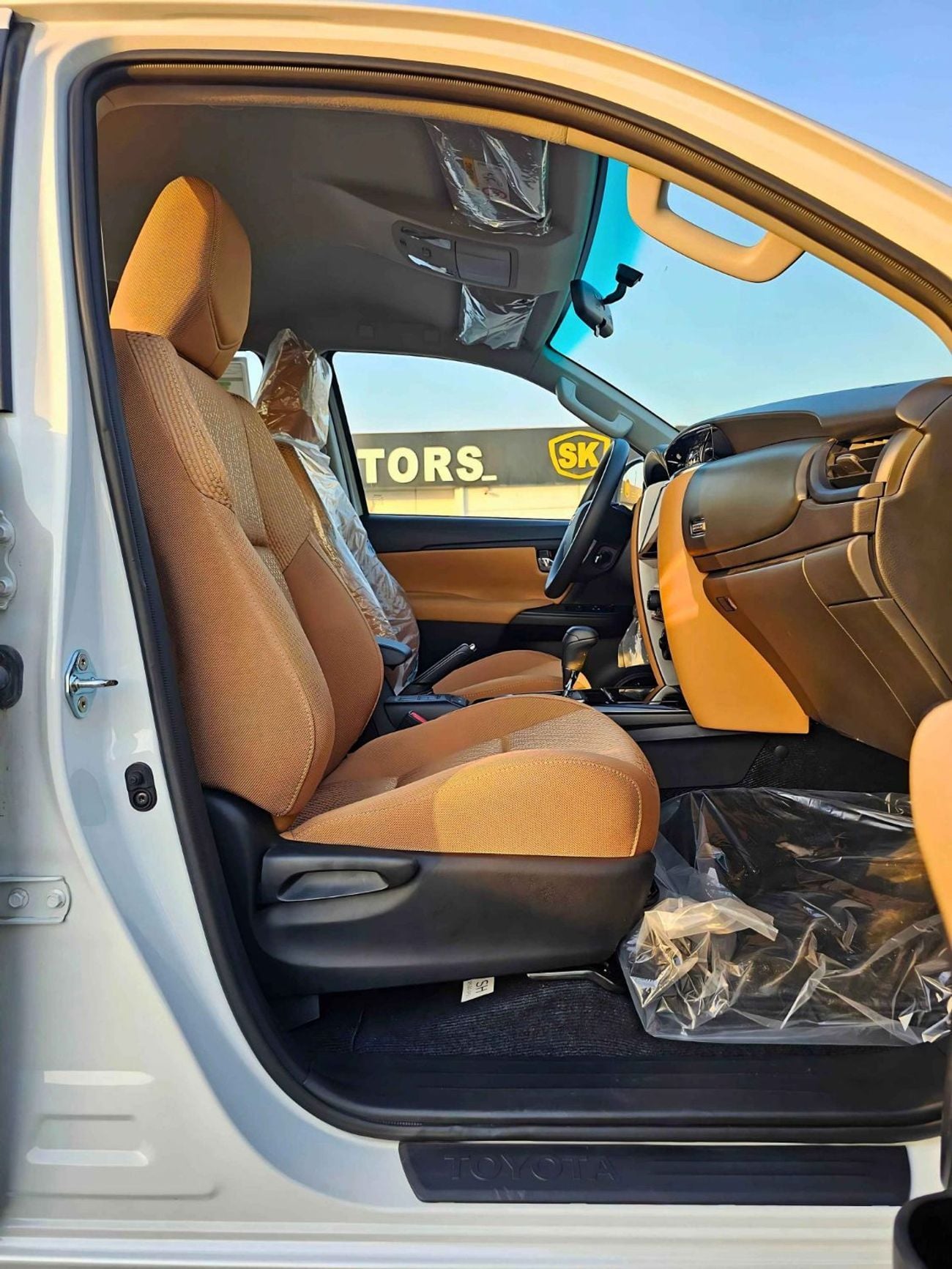 تويوتا فورتونر SR5 / MID OPTION / 2.7L PETROL / AUTO AC / KEY START/ 4WD (CODE # FPE1)