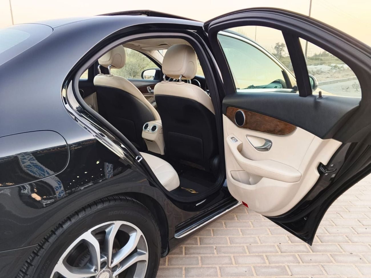 مرسيدس بنز C 300 قمة الأناقة! مرسيدس بنز C 300 موديل 2017 | حالة نظيفة جداً | 170,000 كم – رفاهية بسعر لا يُنافس!