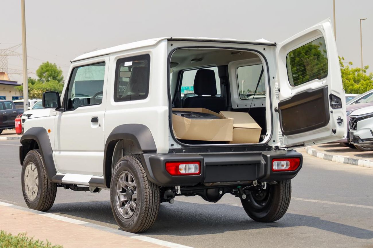 سوزوكي جيمني للبيع في دبي الإمارات: سوزوكي جمني GL بابين 2026 جديدة بالكامل. عداد صفر، قير عادي، بنزين، دفع رباعي