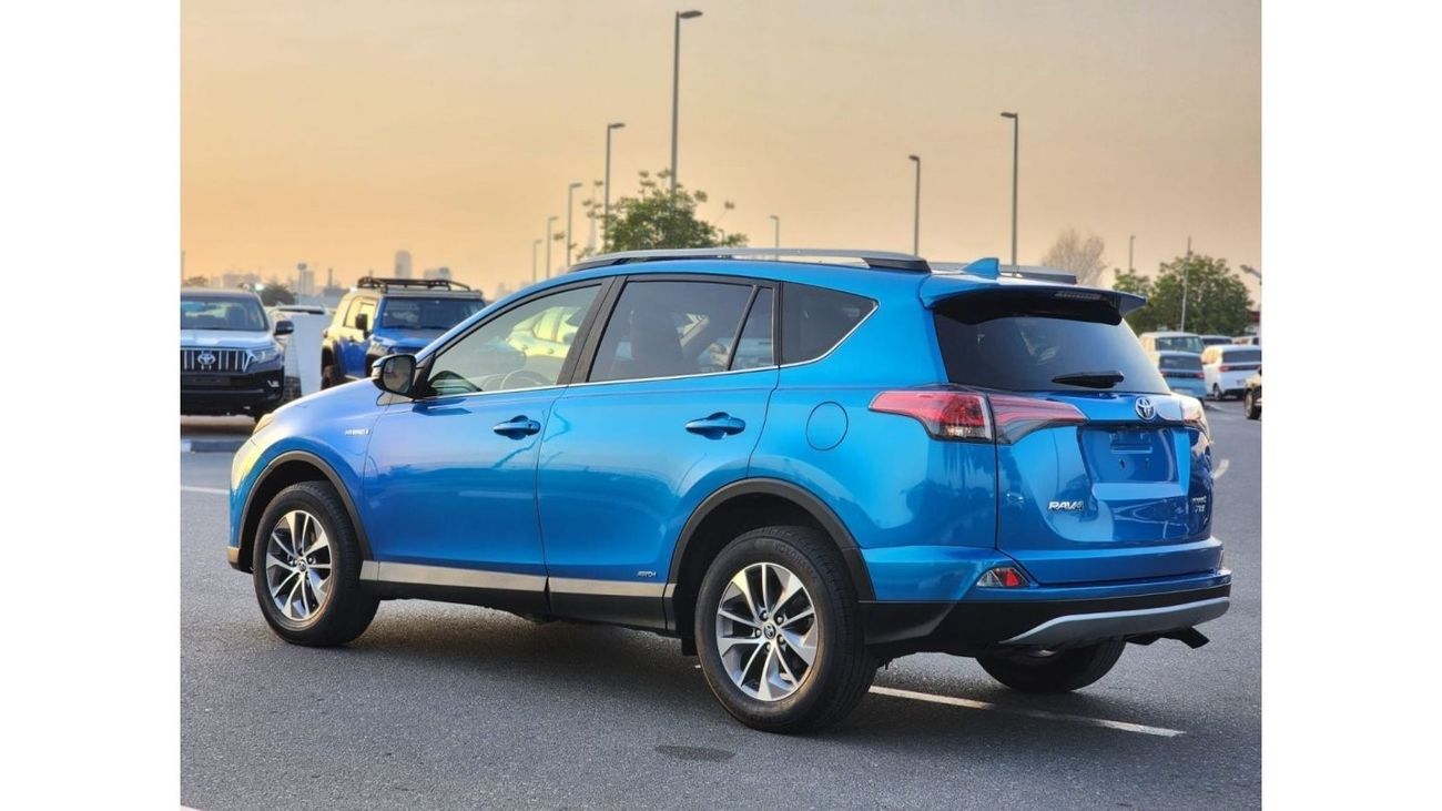 2017 Rava Xle Used Toyota RAV4 RAV4 XLE HYBRID 2017 for sale in Dubai - 705808