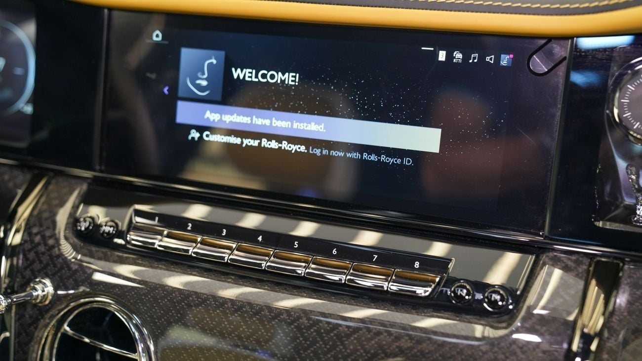 رولز رويس كولينان Rolls Royce Cullinan Black Badge - Bespoke Chartreuse - 2025