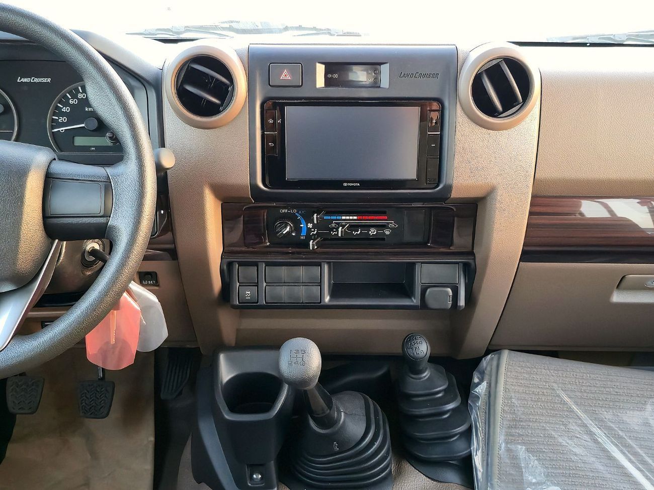 تويوتا لاند كروزر بيك آب TOYOTA LC 79 DOUBLE CABIN DIESEL 2.8 M/T - STD - E - 2025