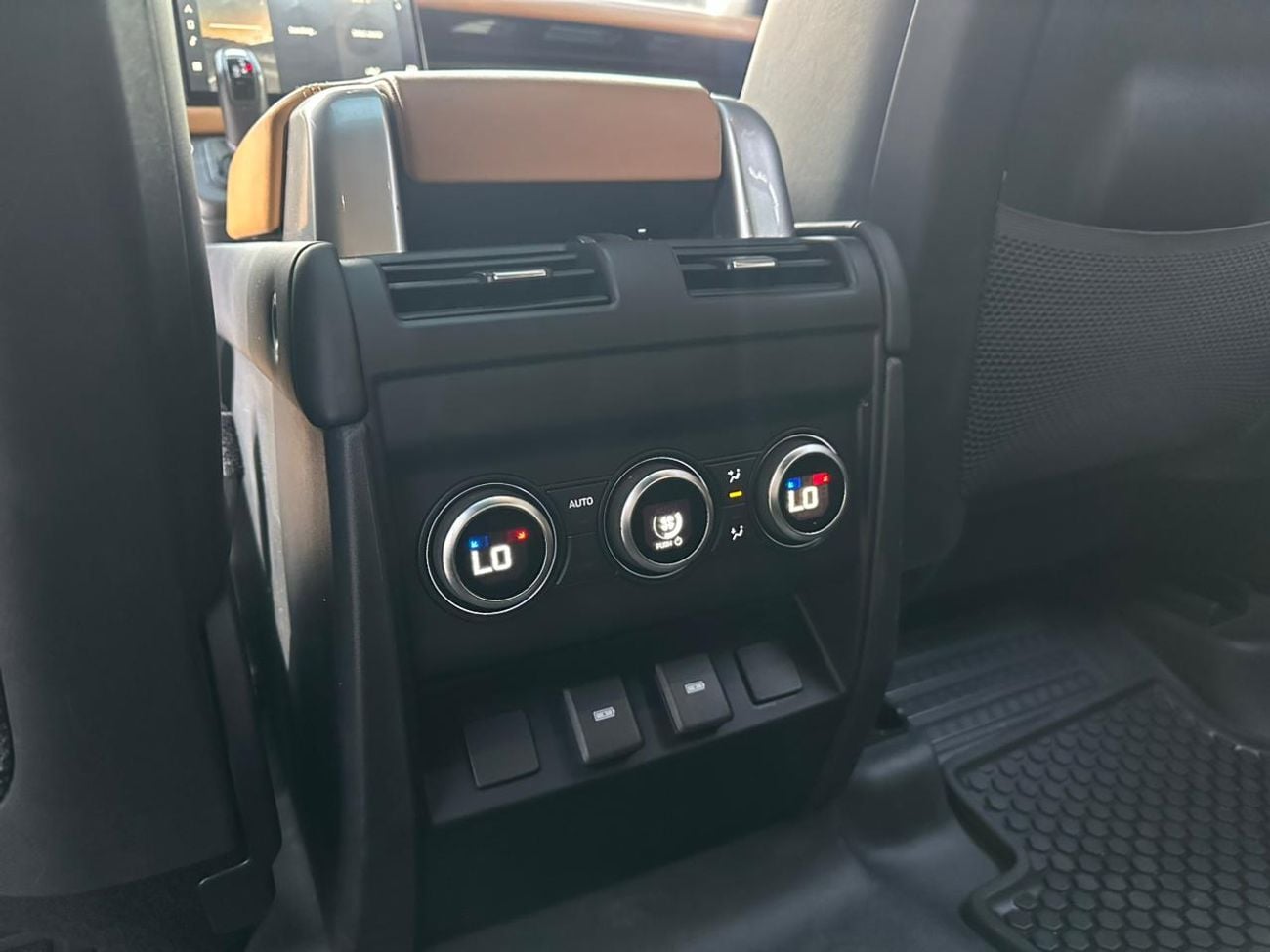 Land Rover Defender 3.0 L (P400) - 6 Cylinder Turbo (Mild Hybrid) - 400 Hp