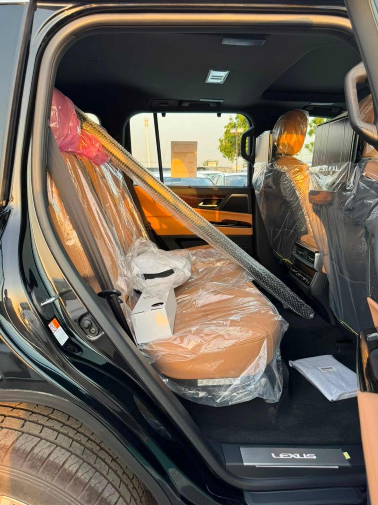 Lexus LX600 SIGNATURE || 3.5L V6 PETROL / RADAR / REAR ENTERTAINMENT SCREEN / HEADS UP DISPALY / COOL BOX (CODE