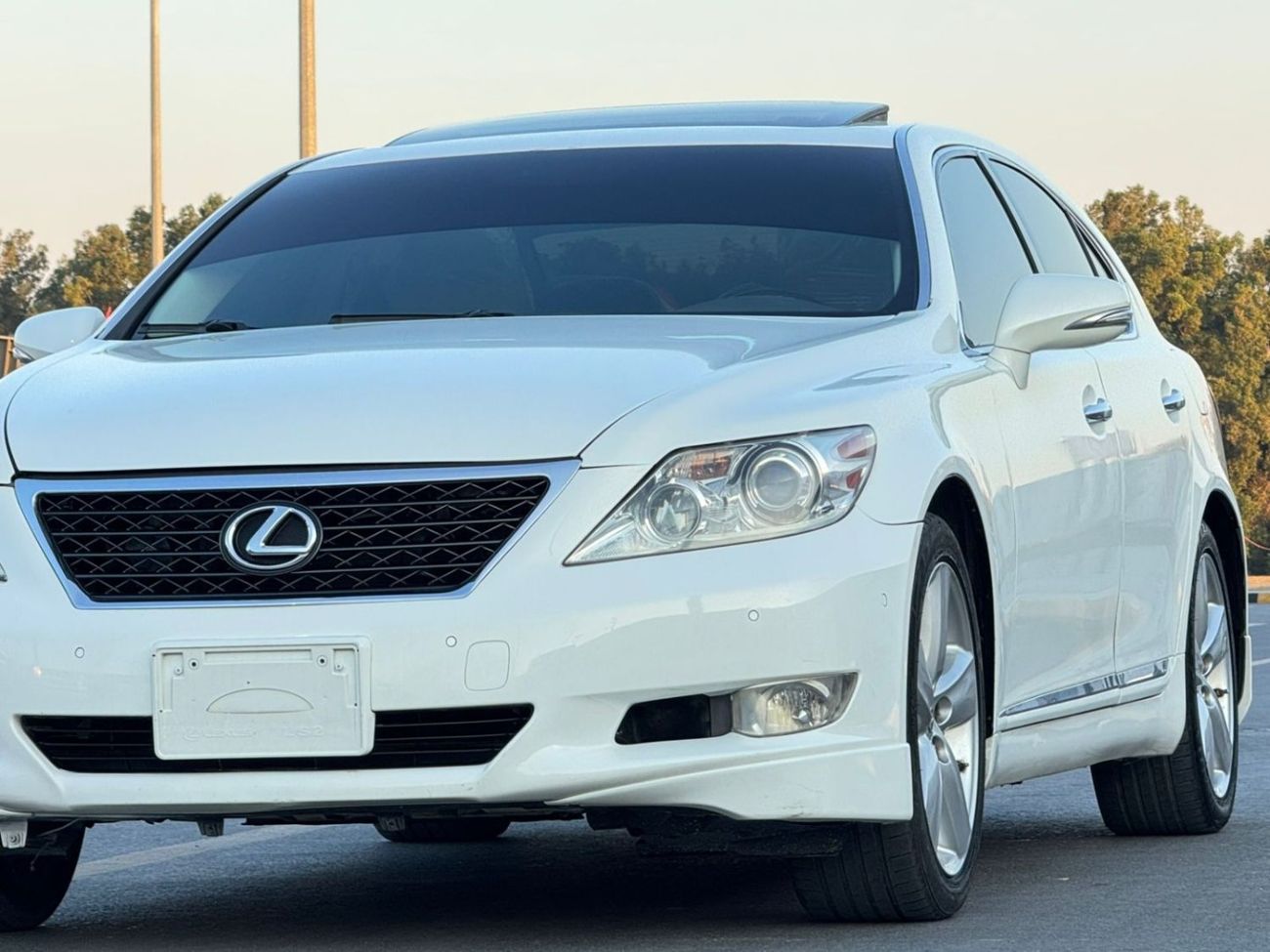 لكزس LS 460 L 4.6L In excellent condition and requires no expense