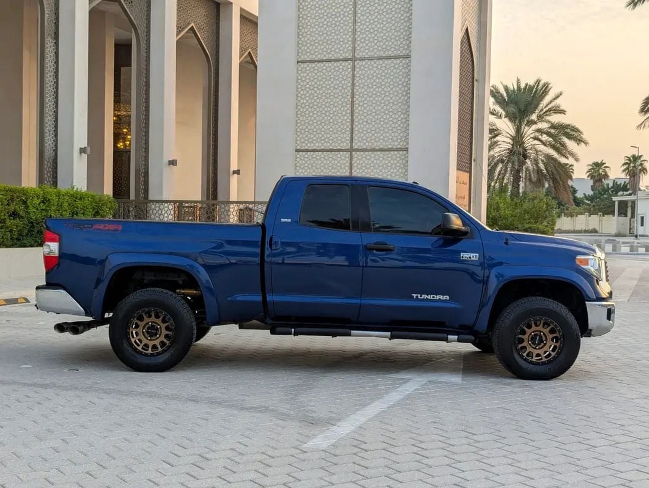 Toyota Tundra STD (NON GCC) 4WD Truck SR5 2014 - American Specs - Excellent Condition
