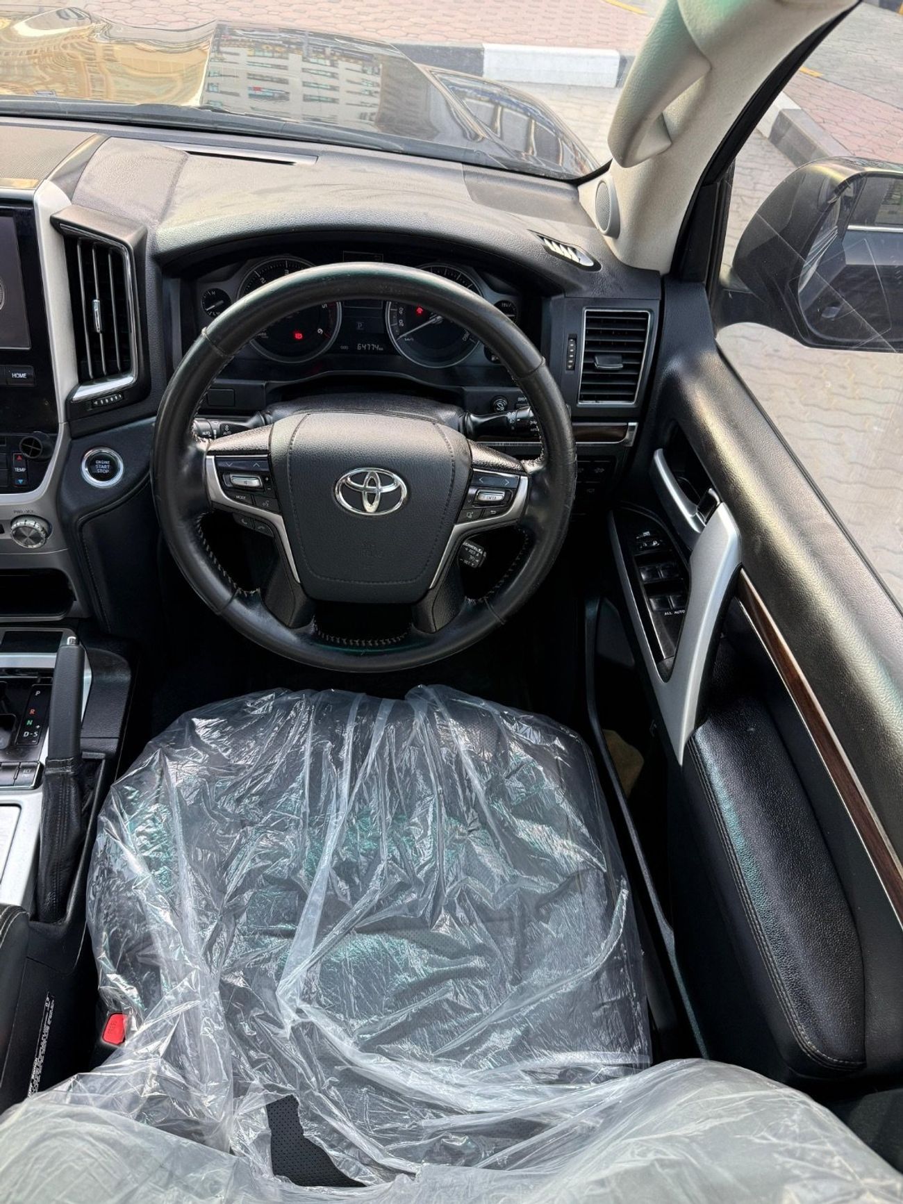 Toyota Land Cruiser 200 Series VX update to Sahara shape