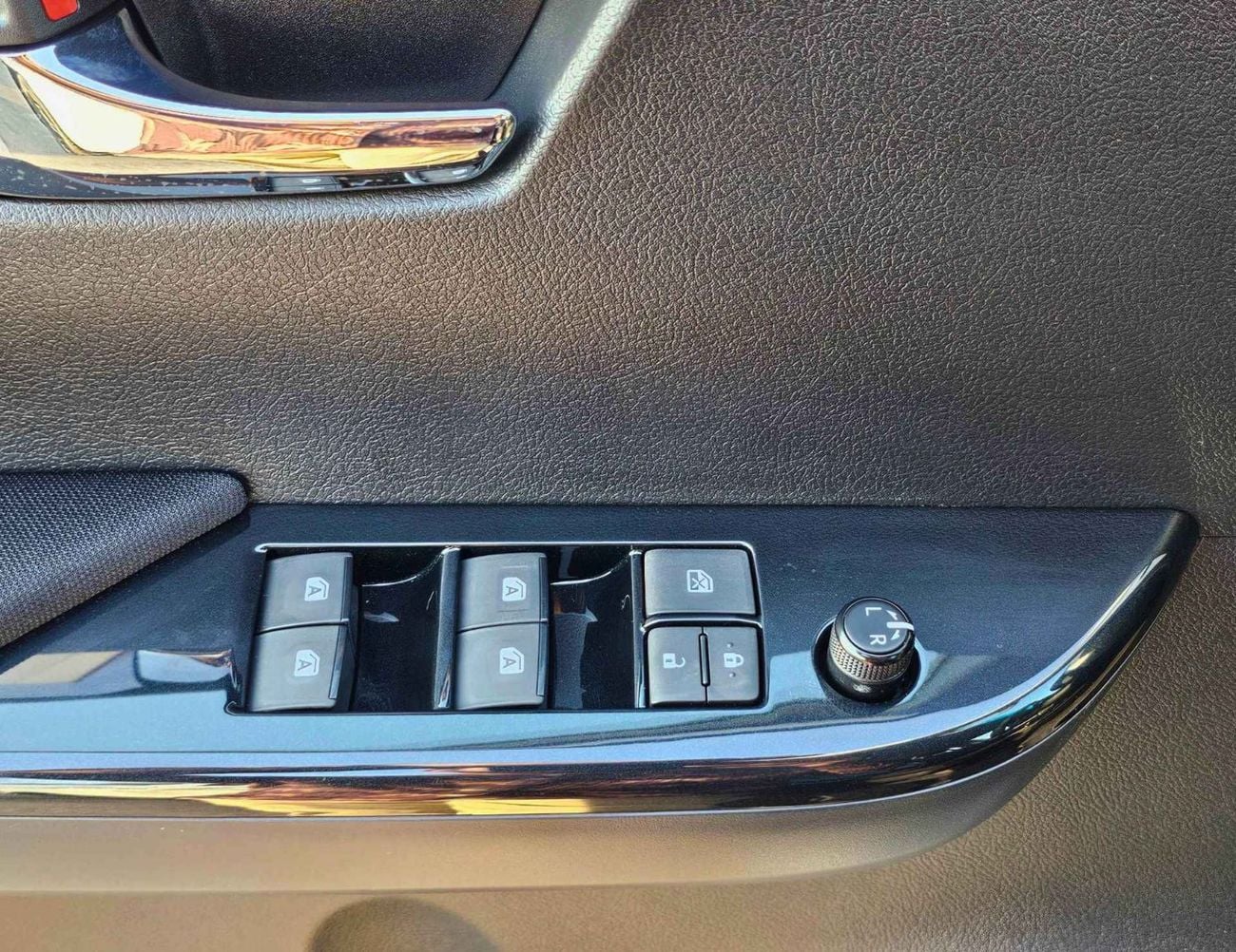 Toyota Hilux SR5 WIDE BODY WITH HUK / 2.4L DIESEL A/T / REAR CAMERA / 4WD (CODE # HLD5J)