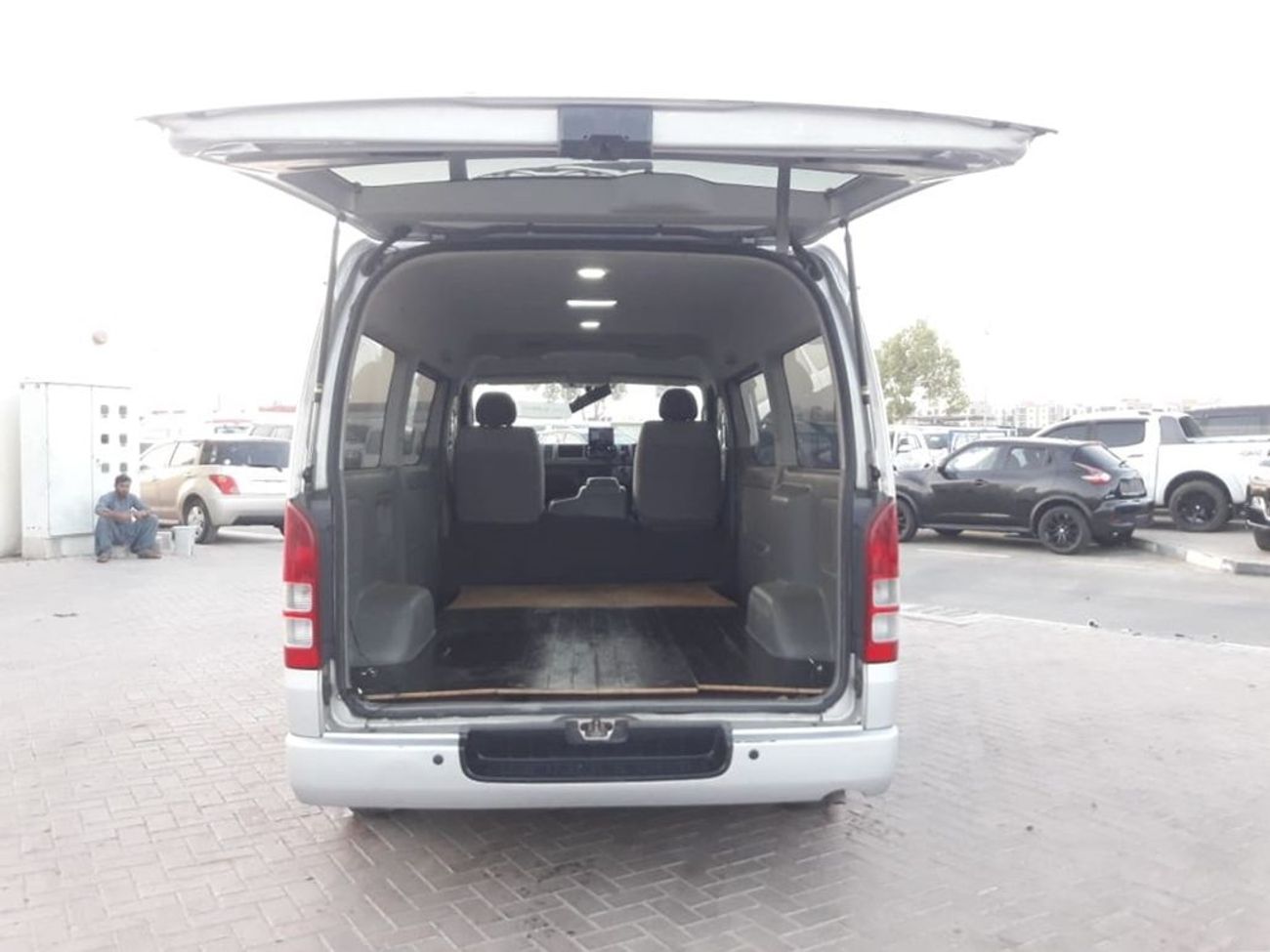 تويوتا هاياس TOYOTA HIACE VAN RIGHT HAND DRIVE (PM1631)