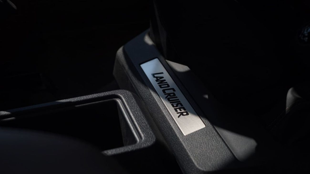 Toyota Land Cruiser Pick Up 79 V6 4.0L Petrol A/T 2025YM