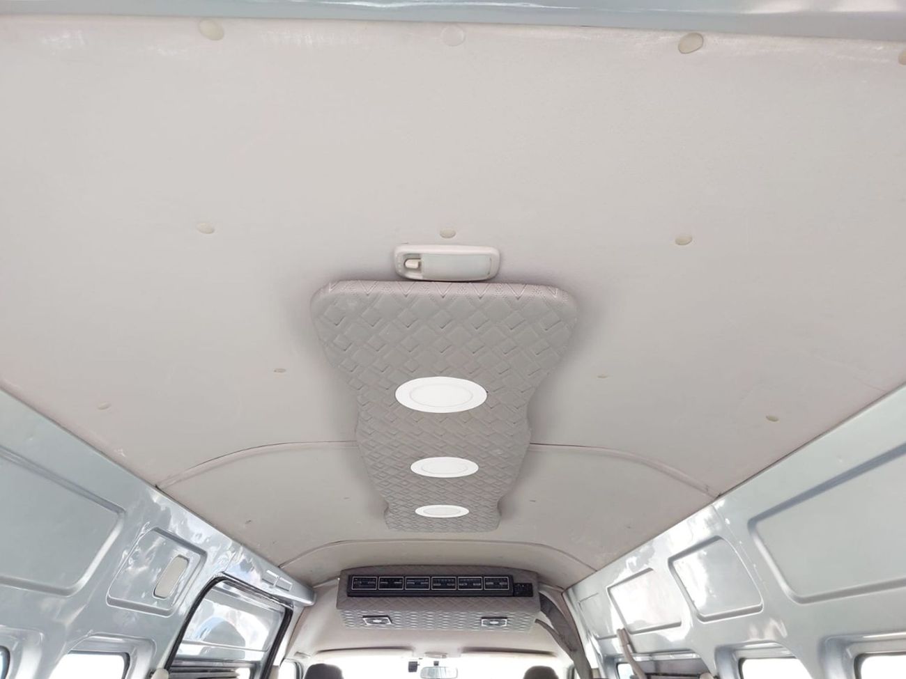 Toyota Hiace TOYOTA HIACE COMMUTER VAN RHD 2014 MODEL 3.0 L DIESEL AUTOMATIC(PM13991)