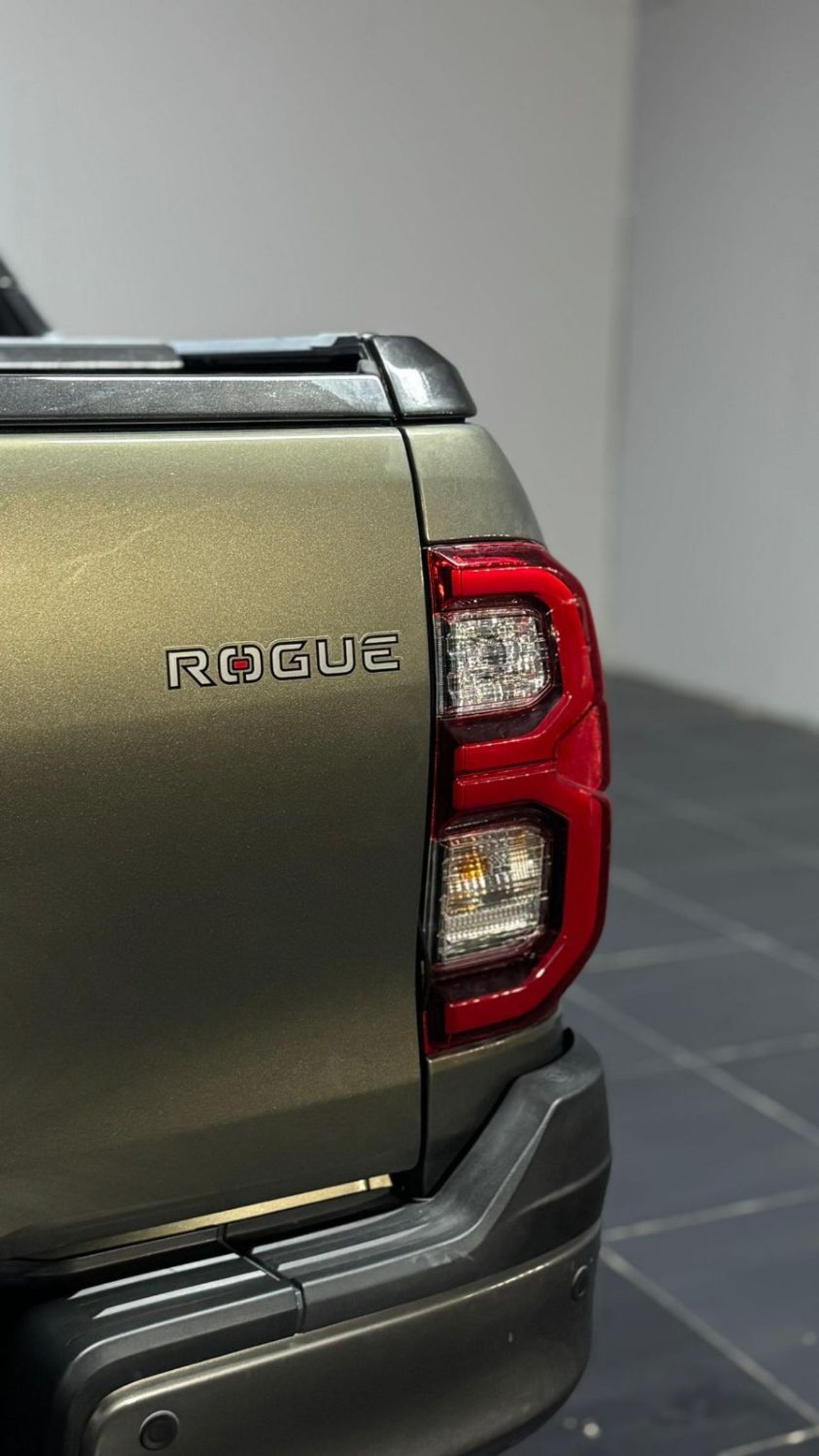 Toyota Hilux DIESEL HILUX ROGUE ,2.8L ,RIGHT HAND HAND DRIVE ,AUTO TRANSMISSION