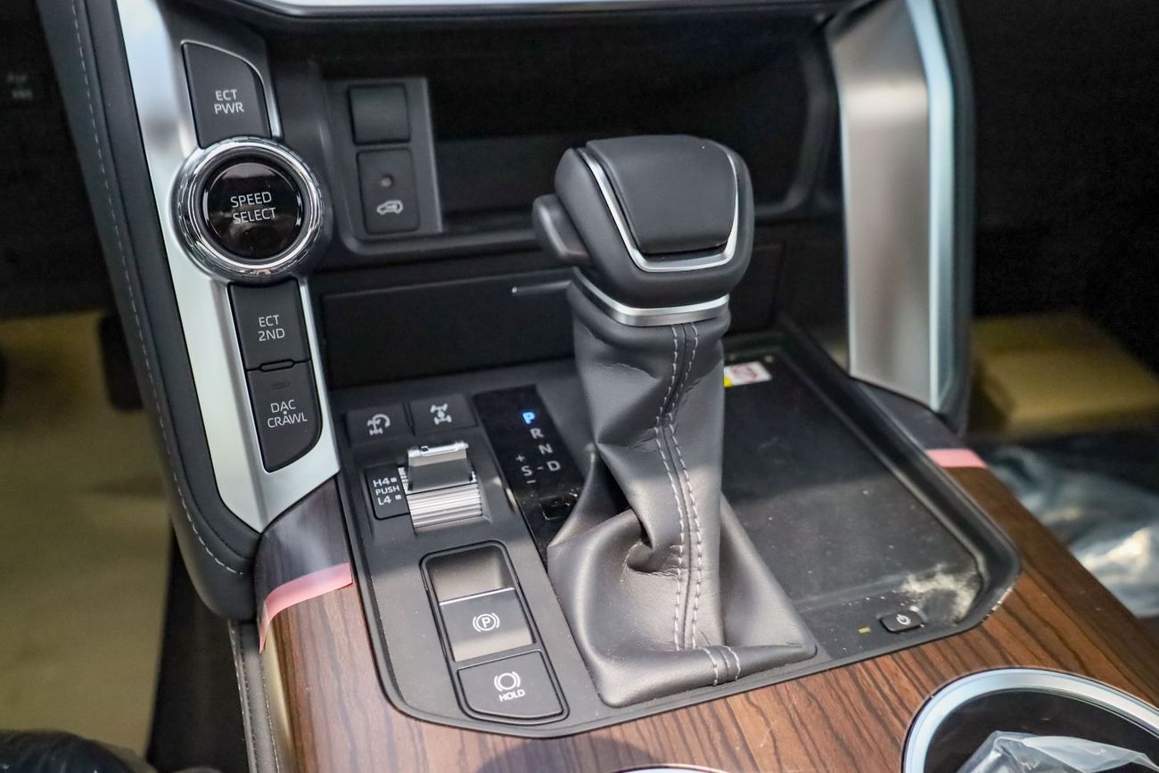 تويوتا لاند كروزر V6 GCC SPECS 2025 MODEL