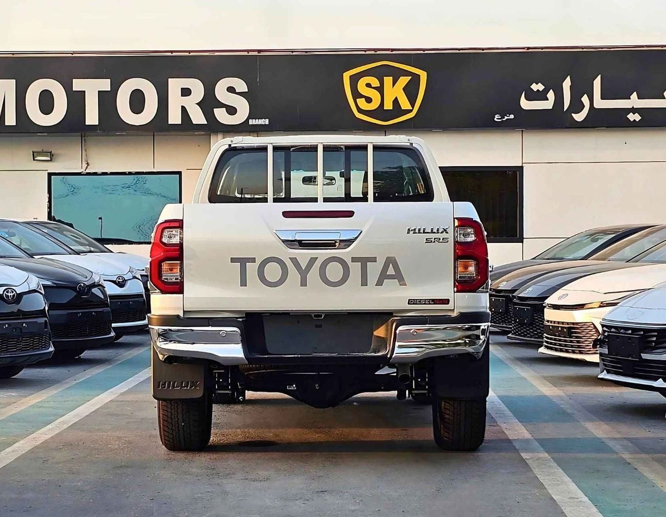 تويوتا هيلوكس SR5 WIDE BODY / 2.4L DIESEL V4 A/T / PUSH START / REAR CAMERA / REAR CHROME BUMPER (CODE # HLD5I)