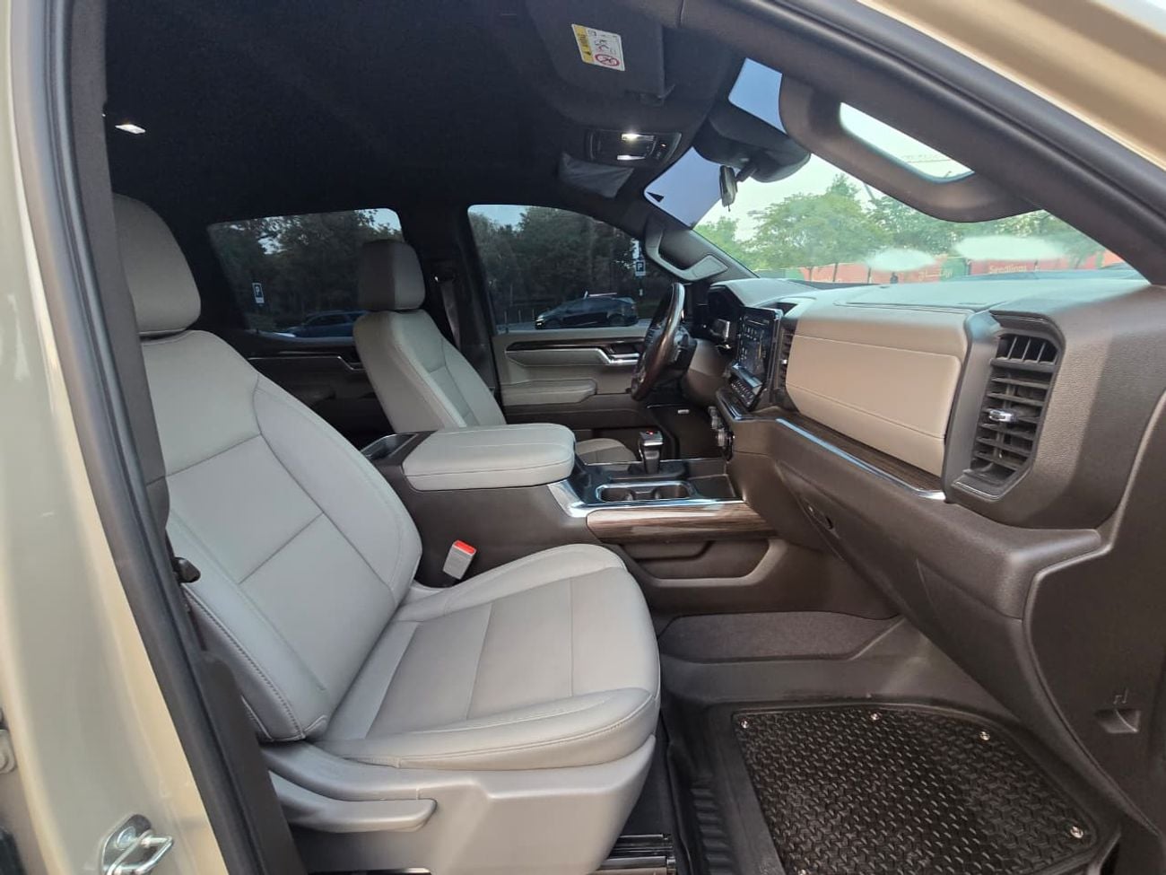 Chevrolet Silverado 1500 CREW CAB 2LT TRAILBOSS 2023 Chevrolet Silverado LT Trail Boss GCC Specs | Orginal paint | Perfect condition | Single owner