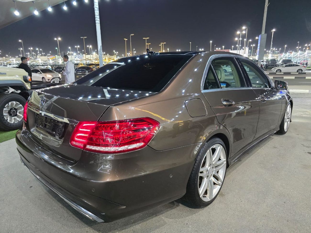 Mercedes-Benz E300 MERCEDES BENS E300 2014 GCC V6 ENGINE 3.5L clean car without accident without paint no any work requ