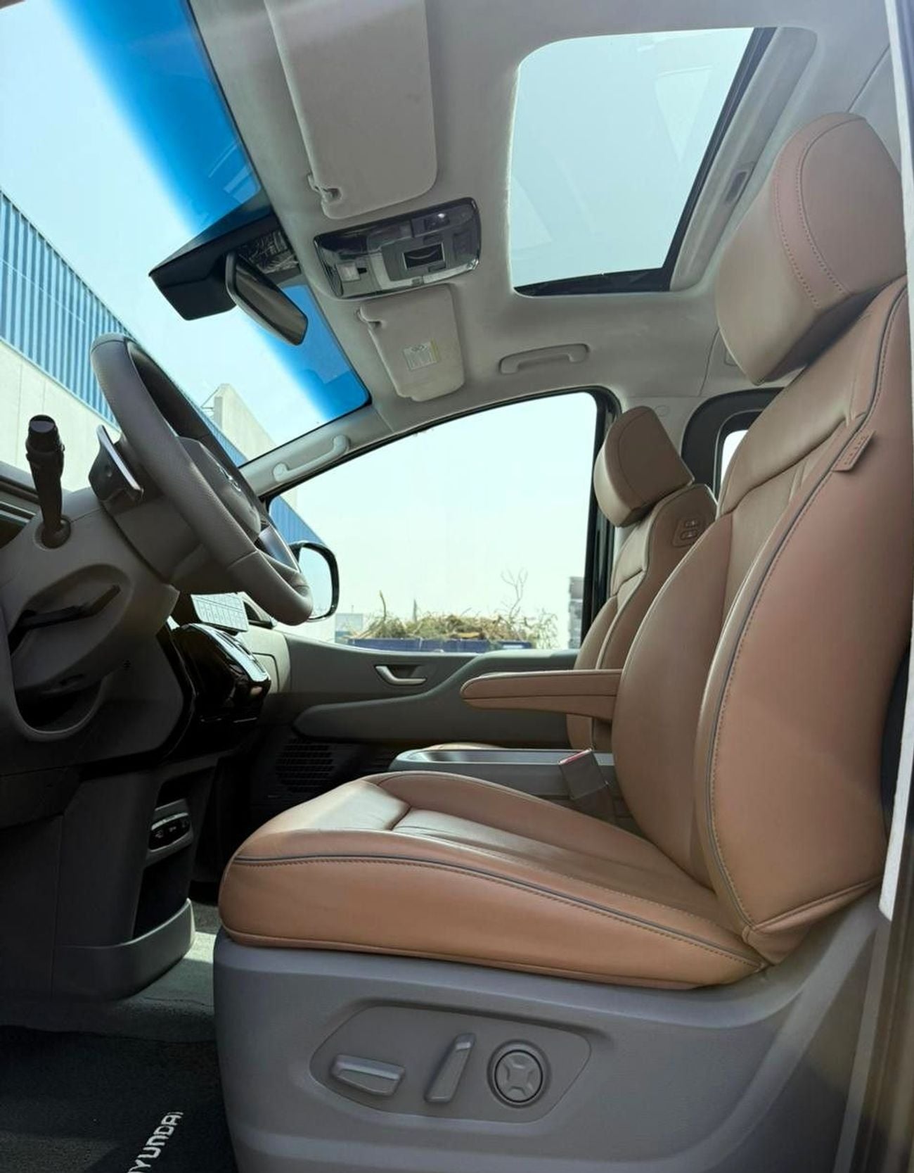 Hyundai Staria Luxury 3.5L HYUNDAI STARIA LUXURY | GCC SPECS | YEAR: 2024 | KMS: 35,800 | 5-YEARS WARRANTY | 5-YEAR