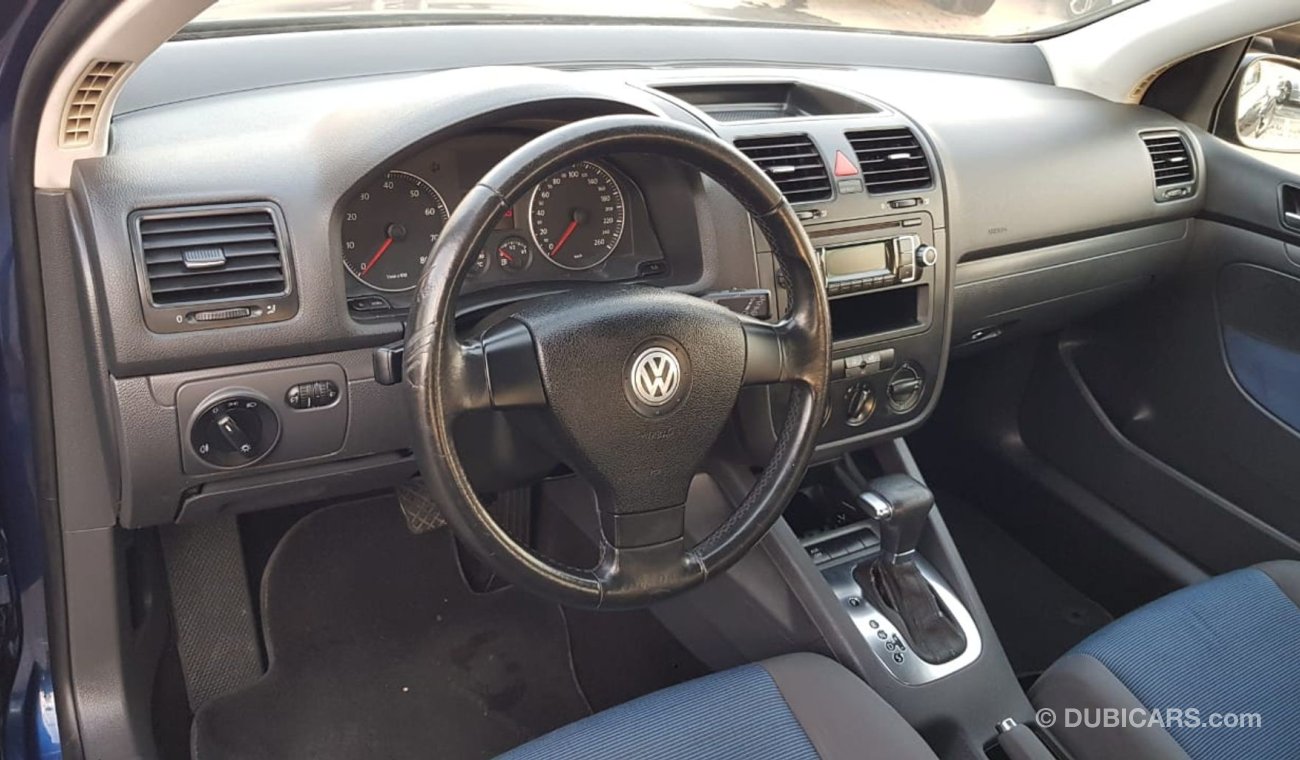 Volkswagen Golf Golf model 2009 GCC car prefect condition  one owner 1.6