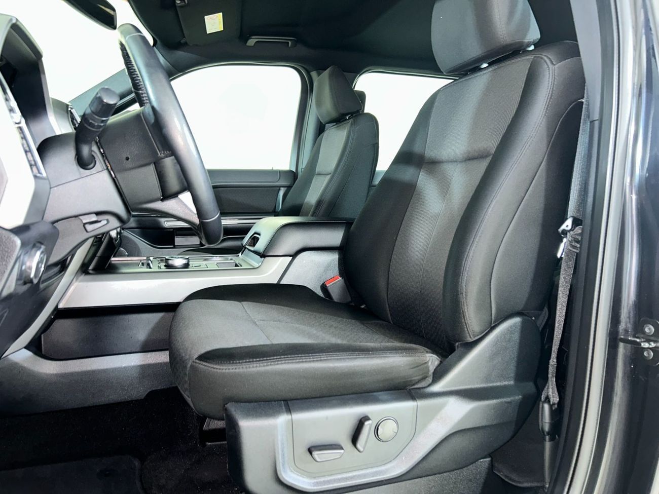 Ford Expedition XLT XT021 /  AL TAYER MOTORS AL QOUZ SHOWROOM