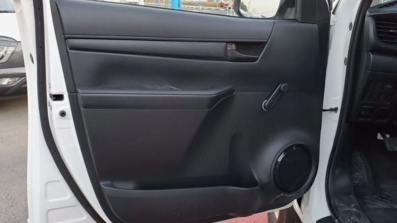 تويوتا هيلوكس double cabin 2.4 Diesel ,,,4X4,,, white color Black interior 2024 Basic option