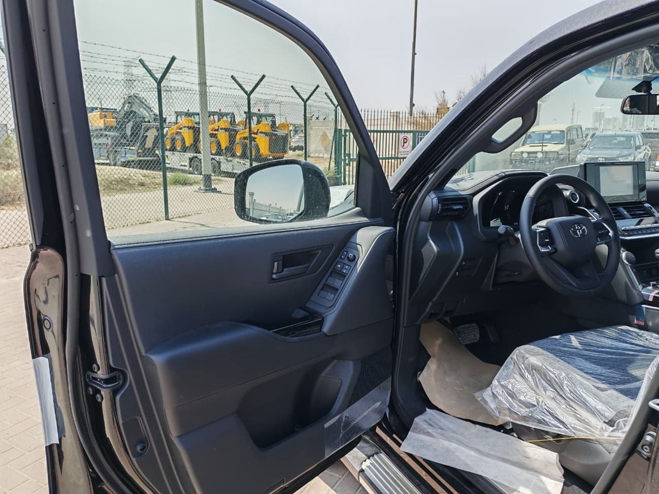 تويوتا لاند كروزر 2025 Toyota Land Cruiser LC300 GXR with Sunroof 4.0L V6 Petrol A/T 4WD Export Only