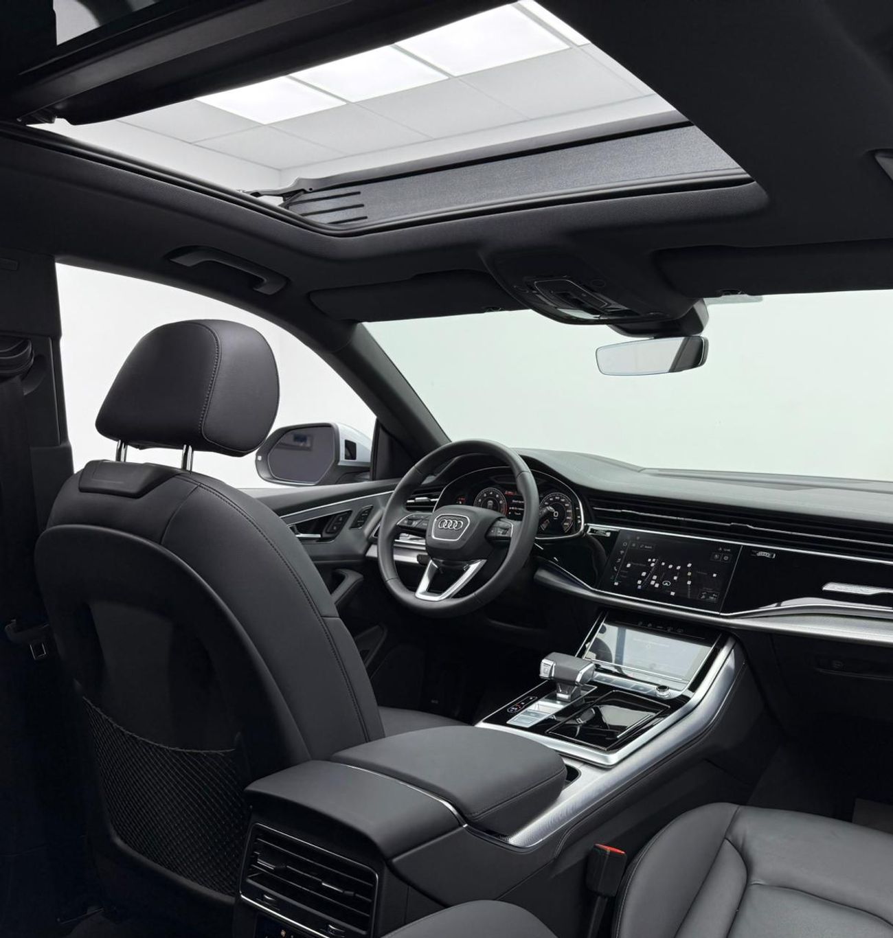 أودي Q8  2023 Audi Q8 55 TFSI Quattro S-Line, 2028 Audi Warranty + Service Pack, Very Low km, GCC