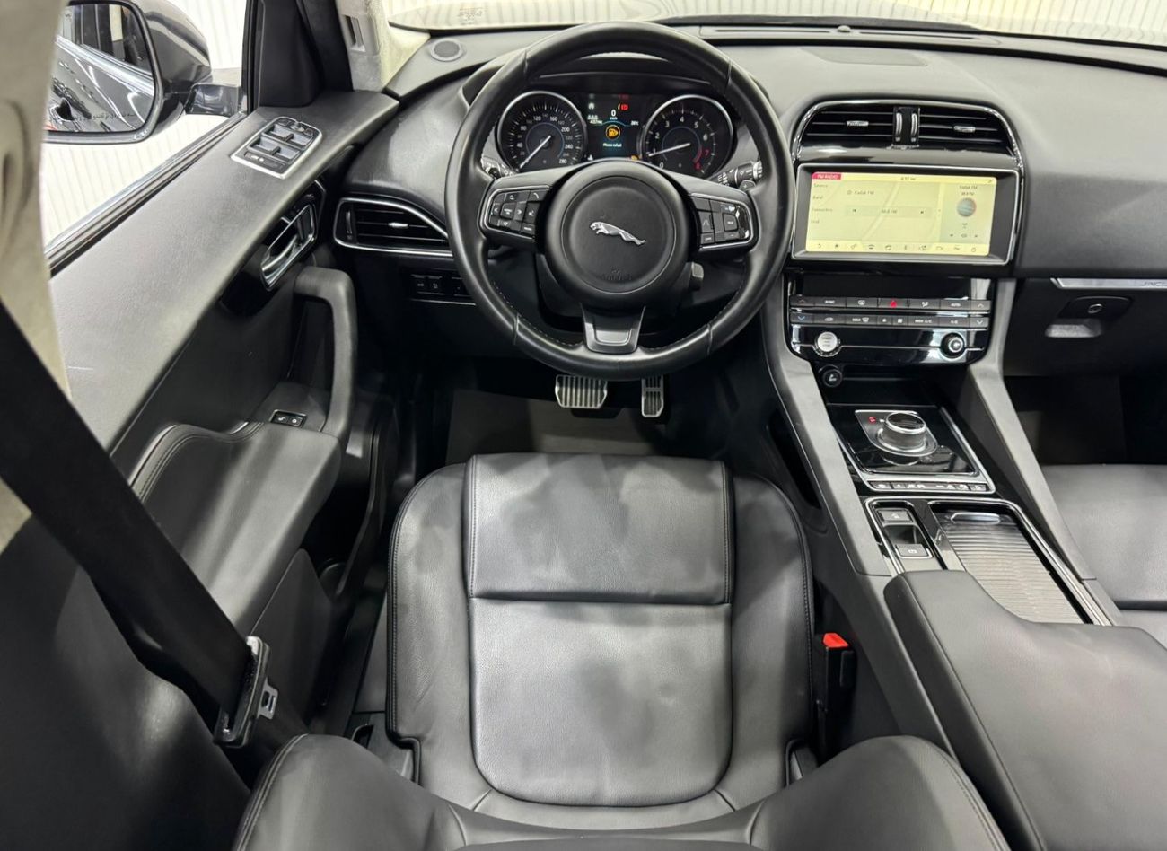 جاكوار F بيس 2019 Jaguar F-PACE 25t, 1 Year Warranty, Full Service History, GCC