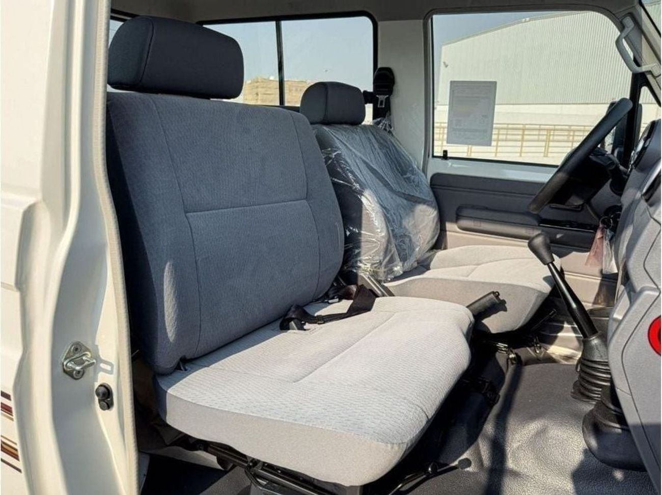 تويوتا لاند كروزر 70 2024 Toyota LC71 4.0 Hard Top - أبيض من الداخل رمادي مزرق | للتصدير فقط