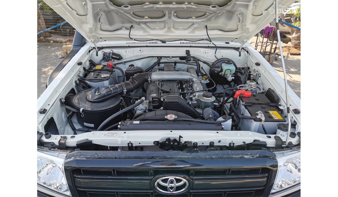 Toyota Land Cruiser 4.2L DIESEL, 16" ALLOY RIMS, KEY START, XENON HEADLIGHTS (CODE # LX7601)