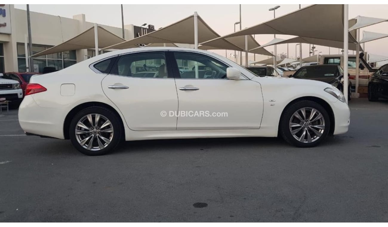 Infiniti Q70 Infinity Q70 model 2014 GCC car prefect condition full option sun roof leather seats navigation sen