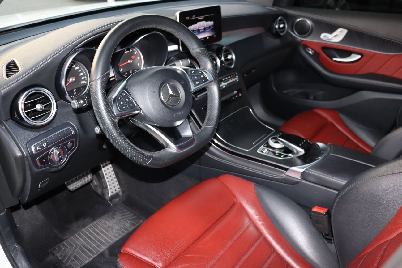 مرسيدس بنز GLC 250 4MATIC 2.0L Mercedes-Benz GLC250 Coupe / 2019 / GCC / Free Accident