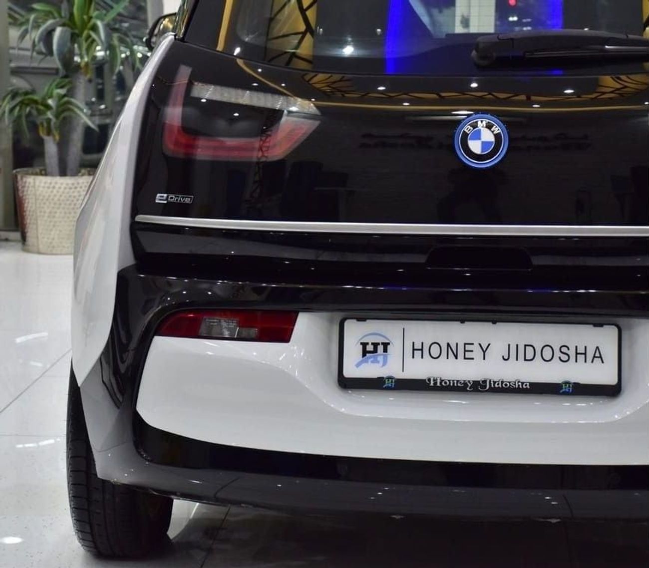 بي أم دبليو i3 EXCELLENT DEAL for our BMW i3 eDrive ( 2019 Model ) in White & Black Color GCC Specs