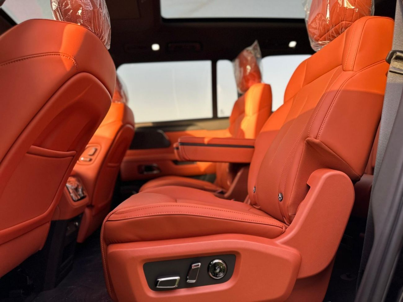 روكس 01 STANDARD ROX 01 7 SEATS HYBRID Black/Orange | Long range 2025