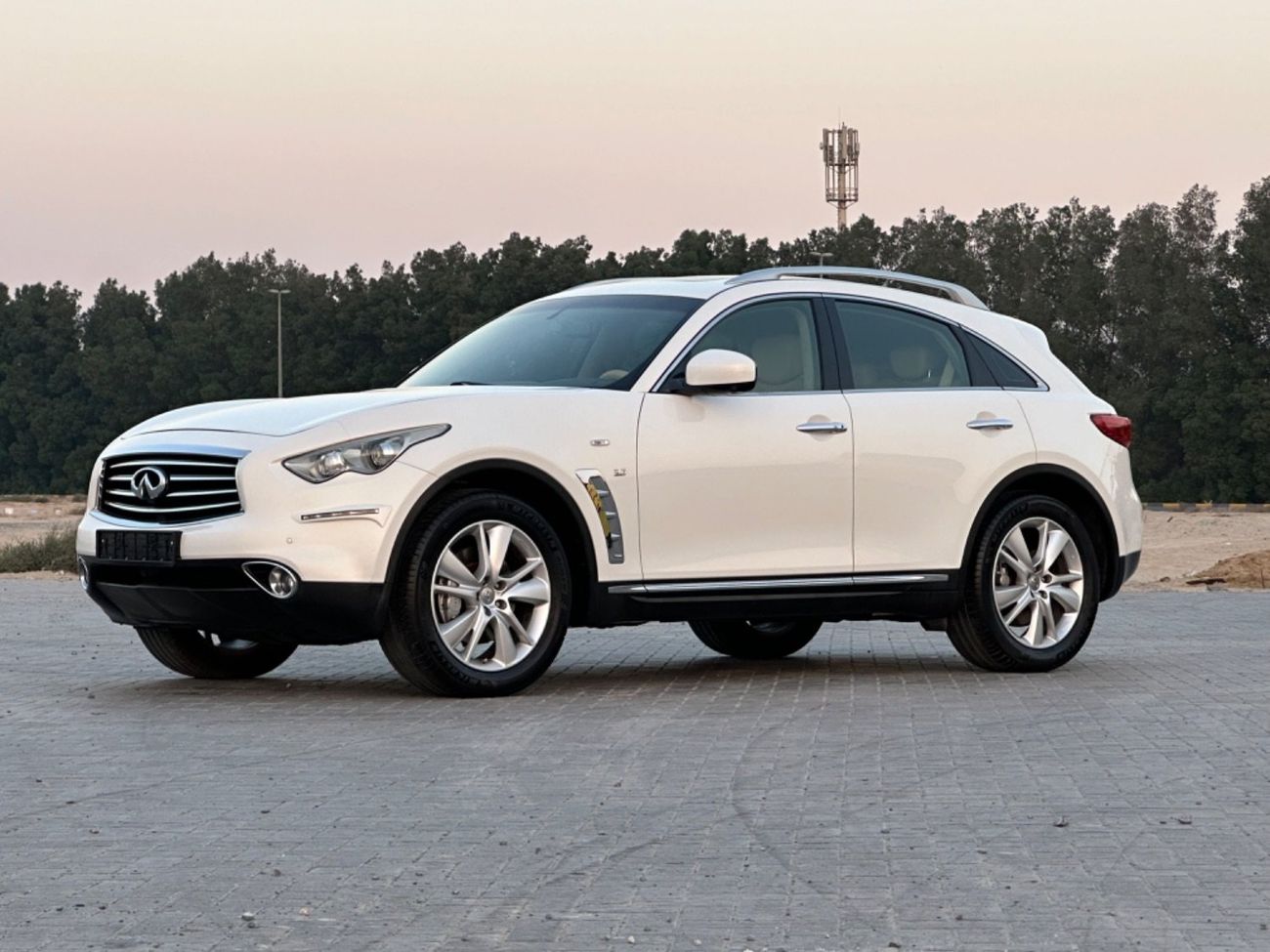 Infiniti QX70 MODEL 2017 GCC CAR PERFECT CONDITION INSIDE AND OUT SIDE FULL OPTION SUN ROOF LEATHER SEATS 5 camera