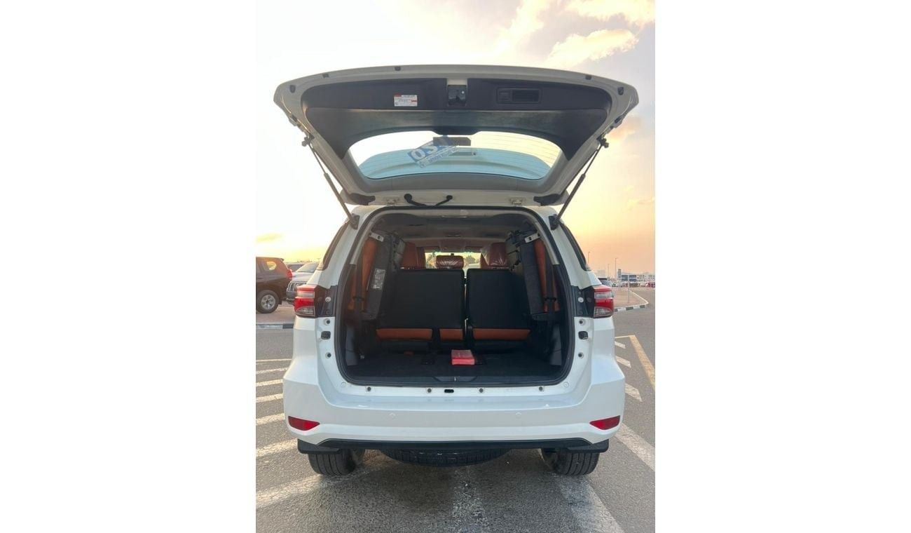 Toyota Fortuner 2017 TOYOTA FORTUNER GXR V6 4X4  FULL OPTION - PUSH START - LEATHER SEATS - REAR CAM - STEERING GEAR