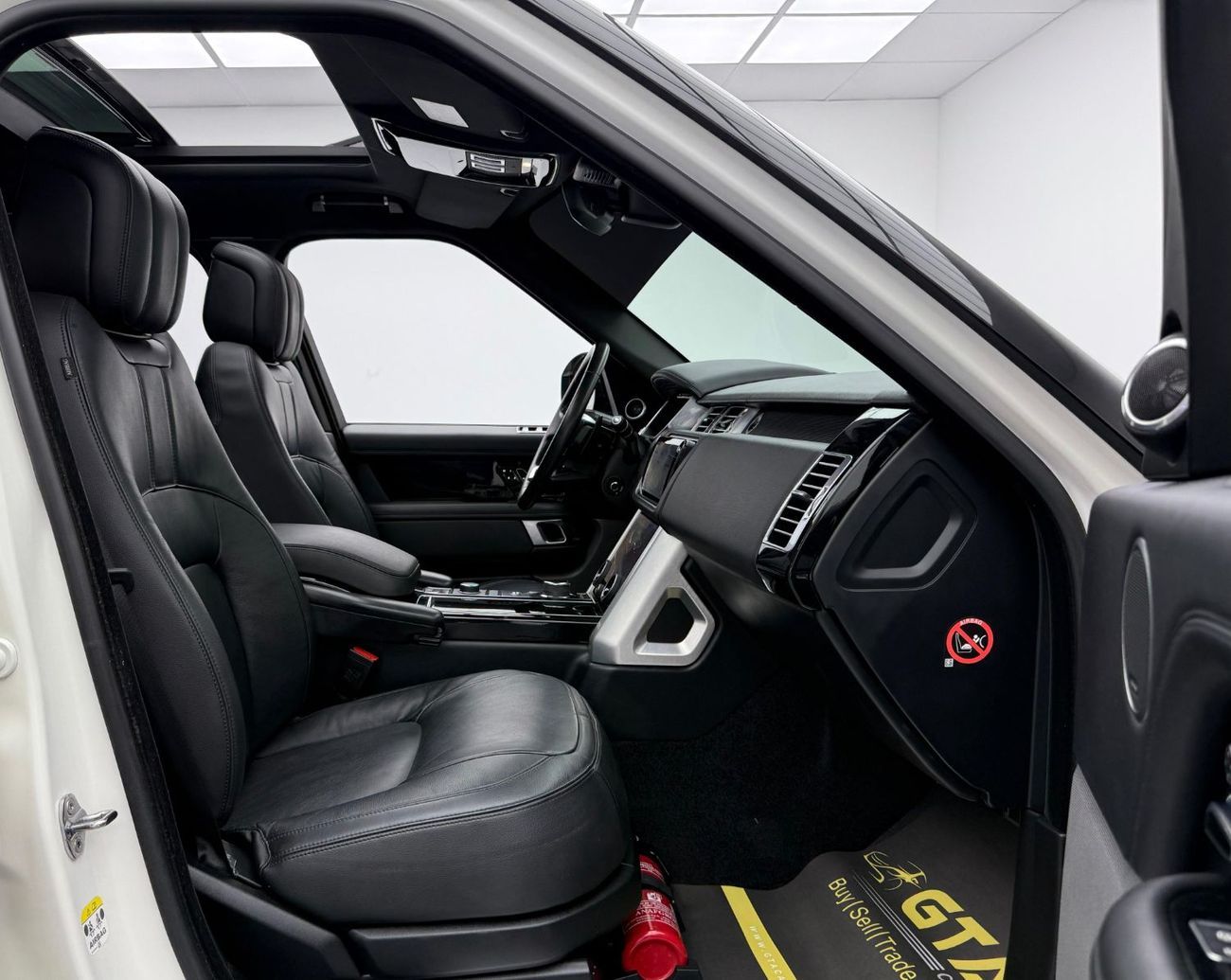 Land Rover Range Rover Vogue SE 5.0L 2018 Range Rover Vogue SE, Service History, GCC