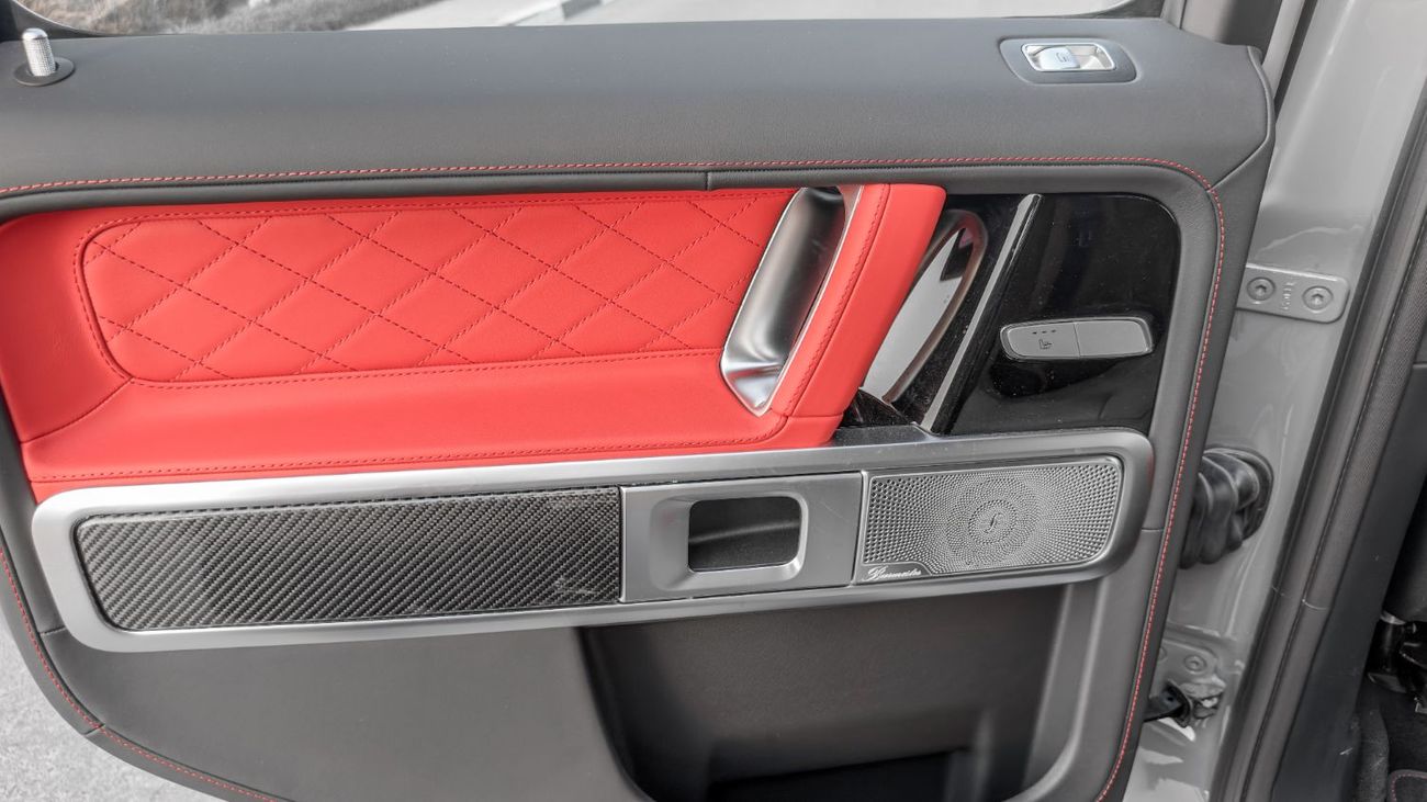 مرسيدس بنز G 63 AMG ستاندارد مرسيدس بنز AMG G 63 موديل 2026، محرك بنزين 4.0 لتر، ناقل حركة أوتوماتيكي (لون ناردو رمادي-أحمر)
