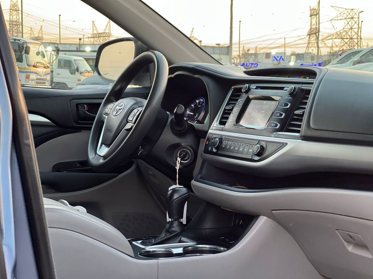 تويوتا هايلاندر 2015 Toyota Highlander MidOption - 3.5L V6 - 4x4 AWD Rear Camera - 7 Leather Seat- Auto Trunk