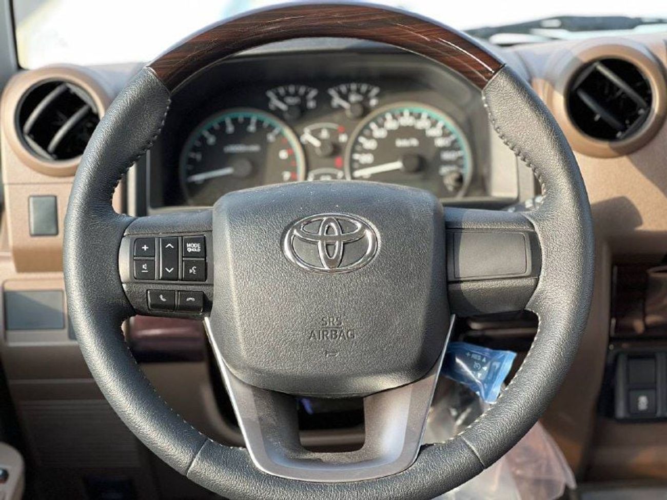 Toyota Land Cruiser 70 LC76 4.0L PTR M/T // 2025 // STD WITH DVD&BACK CAMERA , CRUISE CONTROL // SPECIAL OFFER // BY FORMUL